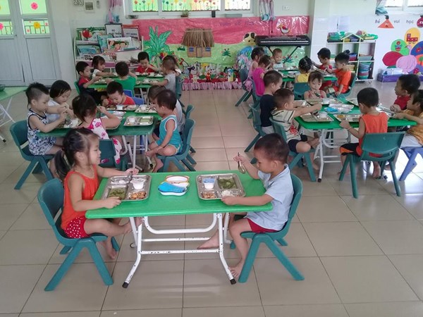 Tổ chức giờ ăn trưa tại lớp mẫu giáo bé c1